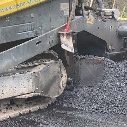 Rinnovabili • Asfalto intelligente: fibre di lino, sensori e IA per il monitoraggio costante e low-cost