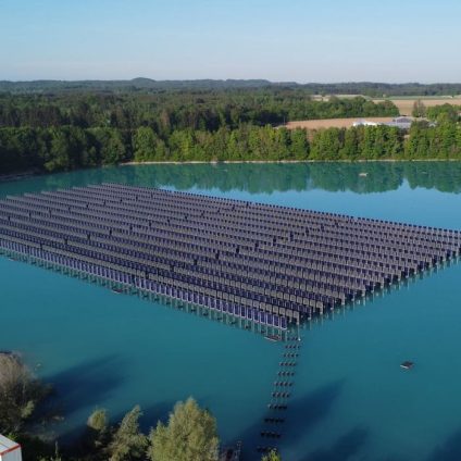 Rinnovabili • Fotovoltaico verticale galleggiante, il 1° impianto al mondo