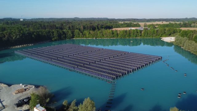 Rinnovabili • Fotovoltaico verticale galleggiante, il 1° impianto al mondo