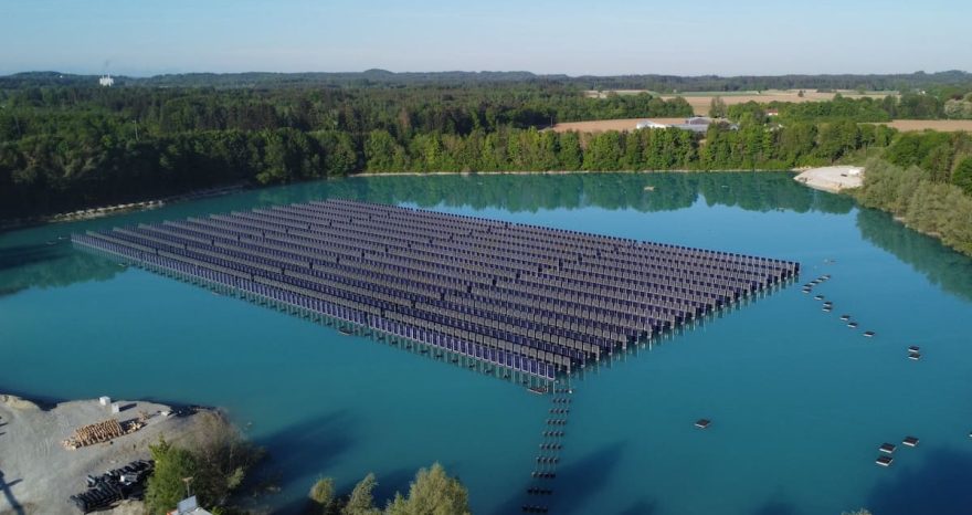Rinnovabili • Fotovoltaico verticale galleggiante, il 1° impianto al mondo