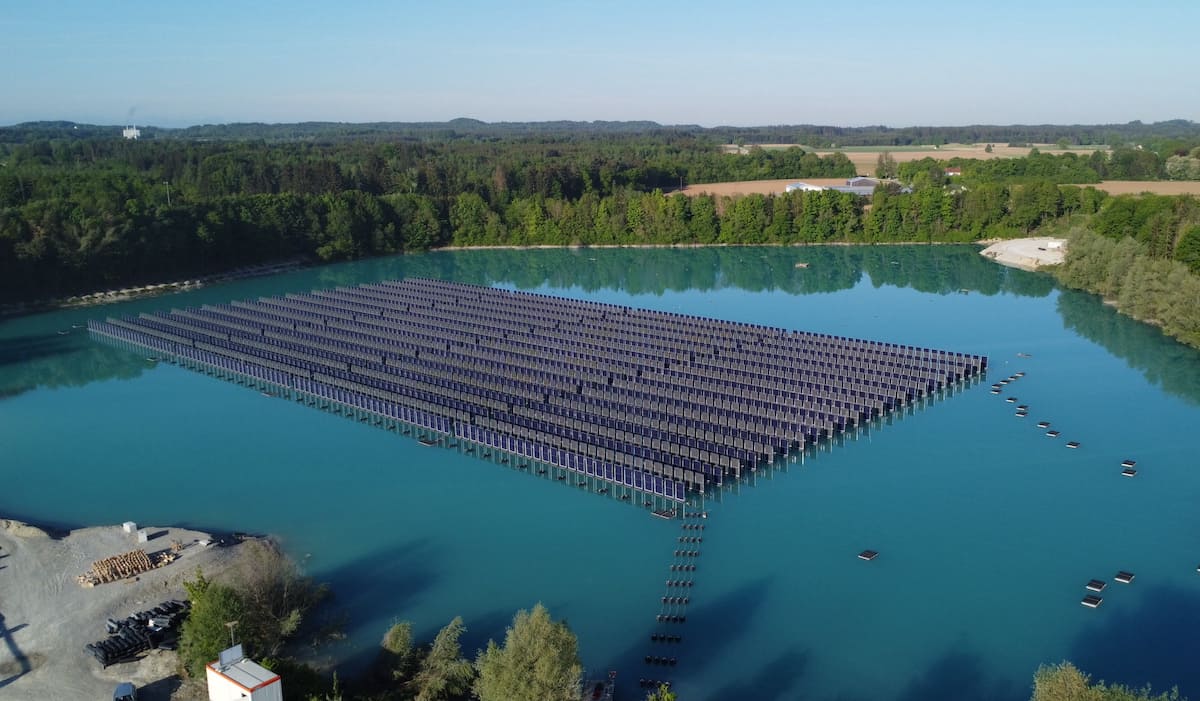 Fotovoltaico verticale galleggiante, il 1° impianto al mondo