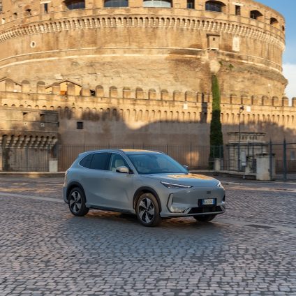 Rinnovabili • Geely alla conquista dell'Europa. E dell'Italia: entro 18 mesi apriranno 100 punti vendita