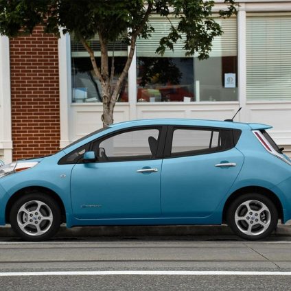 Rinnovabili • Lampioni stradali per ricaricare le auto elettriche: l'esperimento negli Stati Uniti