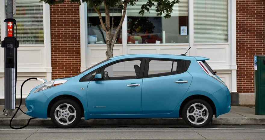 Rinnovabili • Lampioni stradali per ricaricare le auto elettriche: l'esperimento negli Stati Uniti