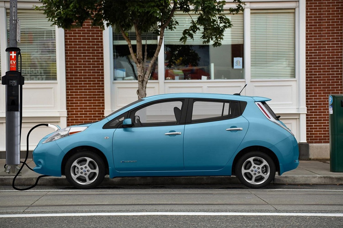 Lampioni stradali per ricaricare le auto elettriche: l'esperimento negli Stati Uniti