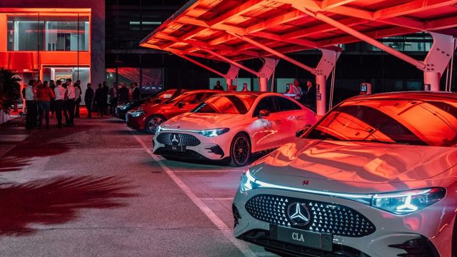 Rinnovabili • Mercedes, le elettriche tedesche conquistano il Grande Raccordo Anulare di Roma