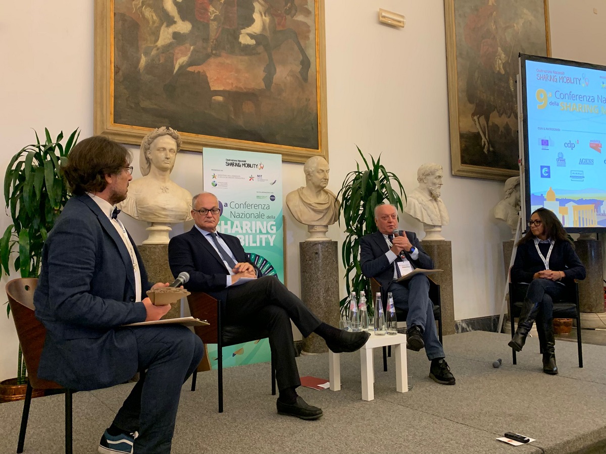 Sharing mobility in Italia, volano bici e monopattini. In calo il carsharing