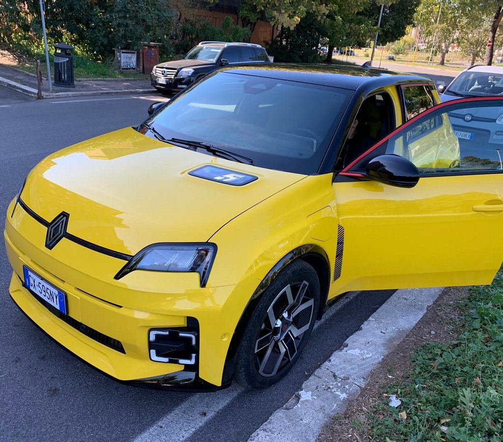 Test drive R5: la prova su strada dell'iconica city car di Renault