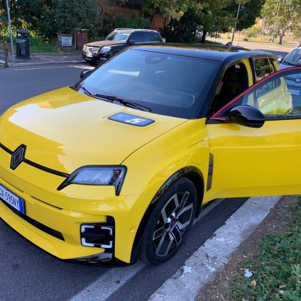 Rinnovabili • Test drive R5: la prova su strada dell'iconica city car di Renault