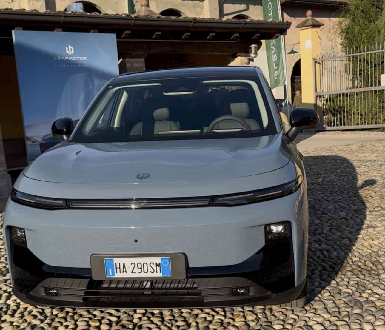 Comfort, tecnologia e autonomia: la prova su strada della nuova LeapMotor B10