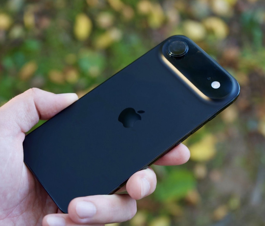 Rinnovabili • Il ciclo infinito dello smartphone: come il ricondizionato alimenta l’economia circolare