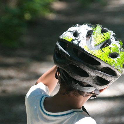 Rinnovabili • Bici elettrica, il casco smart che protegge dai traumi rotazionali