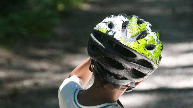 Rinnovabili • Bici elettrica, il casco smart che protegge dai traumi rotazionali