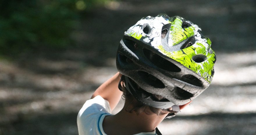 Rinnovabili • Bici elettrica, il casco smart che protegge dai traumi rotazionali
