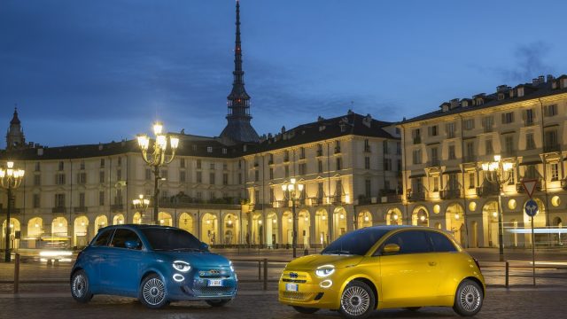 Rinnovabili • Fiat 500 ibrida: torna la produzione a Mirafiori. Elkann critica Ue: