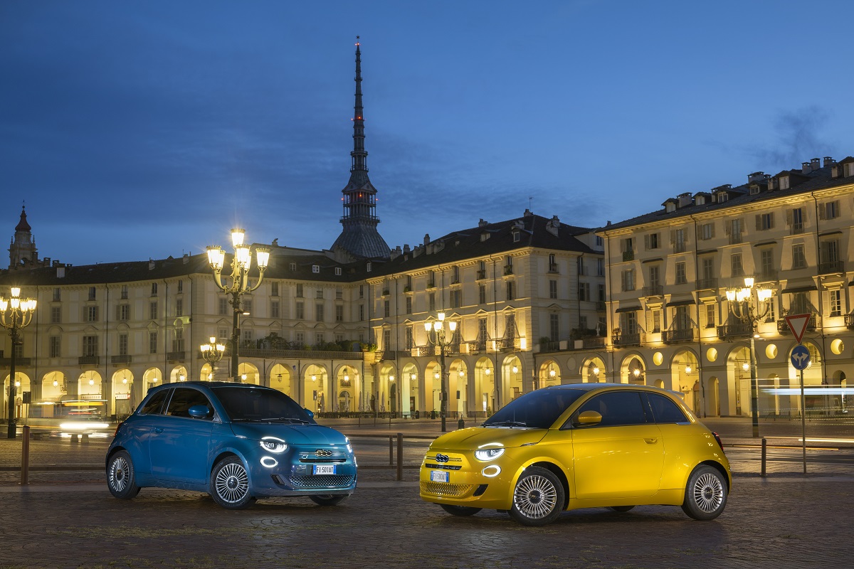Fiat 500 ibrida: torna la produzione a Mirafiori. Elkann critica Ue: “Regole sulla transizione sono sbagliate”