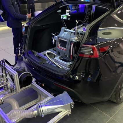 Rinnovabili • Inquinamento particolato, un dispositivo misura quello su gomme e freni delle auto elettriche