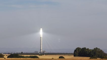 Rinnovabili • Nano-aghi ultra neri per rivoluzionare gli assorbitori delle torri solari