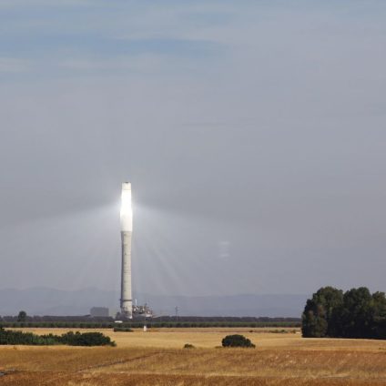 Rinnovabili • Nano-aghi ultra neri per rivoluzionare gli assorbitori delle torri solari