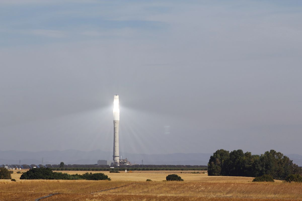 Rinnovabili • Nano-aghi ultra neri per rivoluzionare gli assorbitori delle torri solari