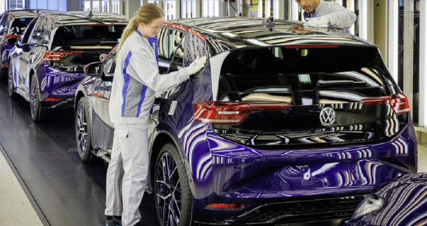 Rinnovabili • Volkswagen sposta la produzione in Cina: la nuova strategia per affrontare la crisi europea