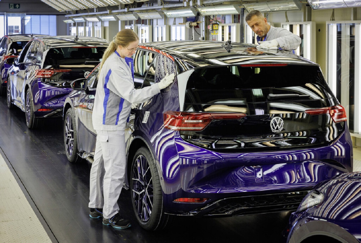 Volkswagen sposta la produzione in Cina: la nuova strategia per affrontare la crisi europea