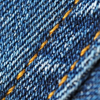 Rinnovabili • Il colorante dei jeans potrebbe rendere le batterie più ecologiche