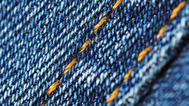 Rinnovabili • Il colorante dei jeans potrebbe rendere le batterie più ecologiche