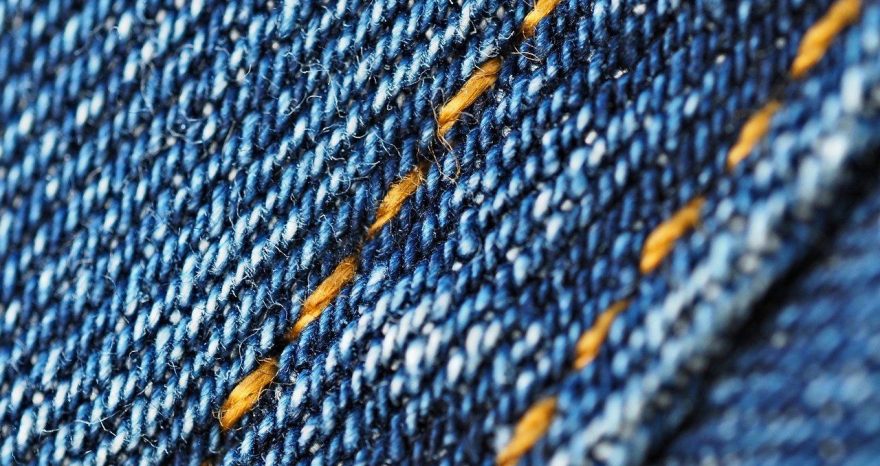 Rinnovabili • Il colorante dei jeans potrebbe rendere le batterie più ecologiche