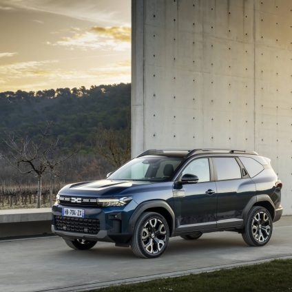 Rinnovabili • Dacia Bigster ibrida, dimensioni generosi, consumi bassi e tanto spazio. Il test drive di Rinnovabili