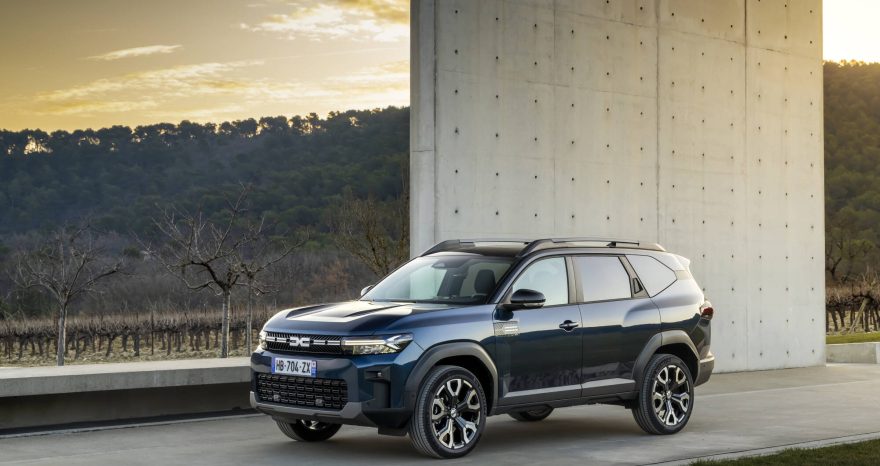 Rinnovabili • Dacia Bigster ibrida, dimensioni generosi, consumi bassi e tanto spazio. Il test drive di Rinnovabili