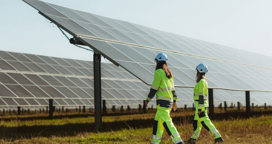 Rinnovabili • La transizione energetica globale avanza, nonostante le tensioni geopolitiche e i conflitti