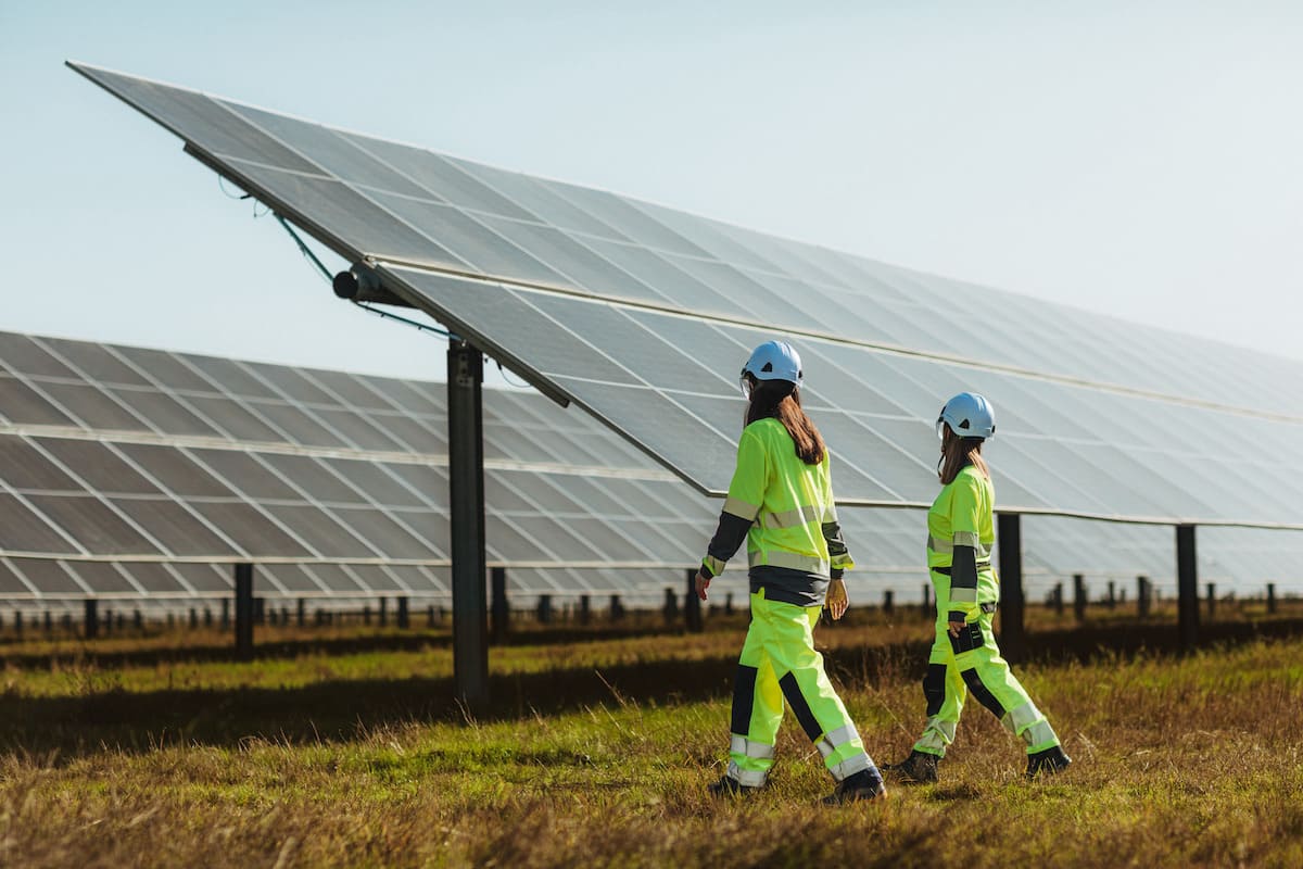 Rinnovabili • La transizione energetica globale avanza, nonostante le tensioni geopolitiche e i conflitti