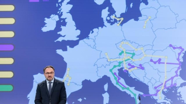 Rinnovabili • La Commissione UE lancia le Autostrade dell’energie: 8 corridoi critici e infrastrutture da accelerare