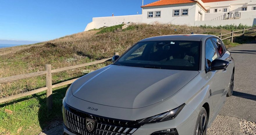 Rinnovabili • Peugeot 308, la berlina francese illumina il suo 