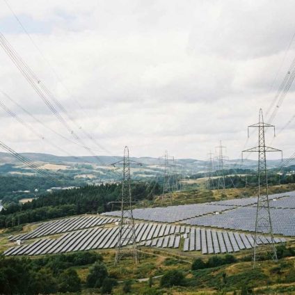 Rinnovabili • Investimenti utilities: la resilienza guida il 2025, nel rapporto AGICI