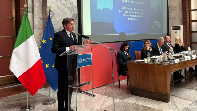 Rinnovabili • Tavolo automotive, filiera chiede riduzione target 2035. Stellantis conferma impegno italiano