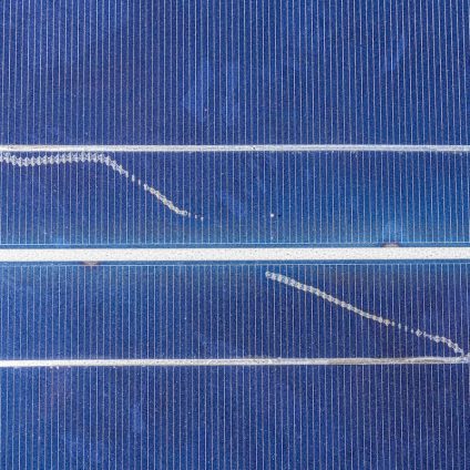 Rinnovabili • Una nuova ricerca ha analizzato 11.000 campioni fotovoltaici a livello globale, scoprendo che una parte significativa dei pannelli solari oggi sul mercato degrada le proprie prestazioni molto più velocemente del previsto.