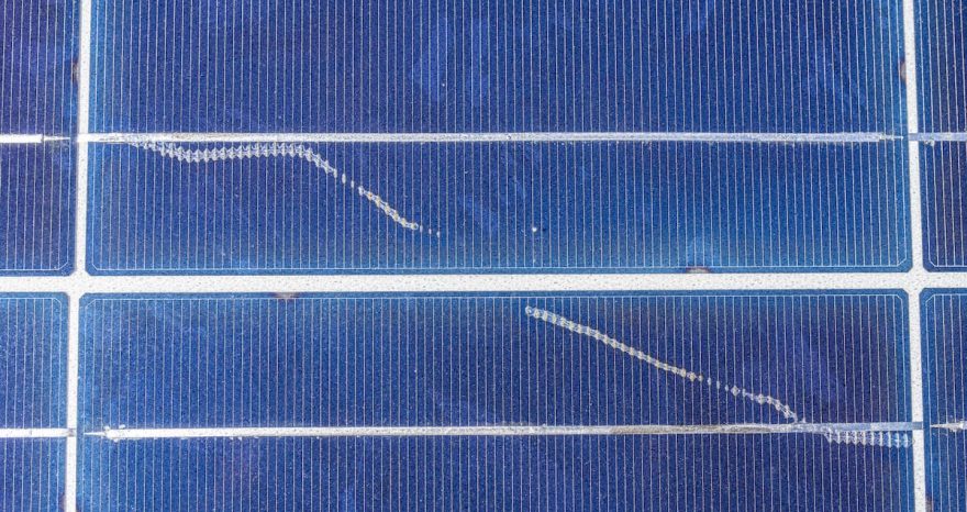 Rinnovabili • Una nuova ricerca ha analizzato 11.000 campioni fotovoltaici a livello globale, scoprendo che una parte significativa dei pannelli solari oggi sul mercato degrada le proprie prestazioni molto più velocemente del previsto.