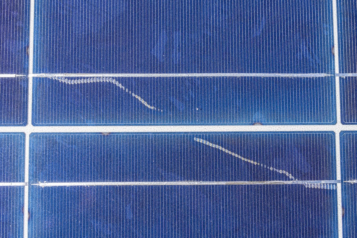 Rinnovabili • Una nuova ricerca ha analizzato 11.000 campioni fotovoltaici a livello globale, scoprendo che una parte significativa dei pannelli solari oggi sul mercato degrada le proprie prestazioni molto più velocemente del previsto.