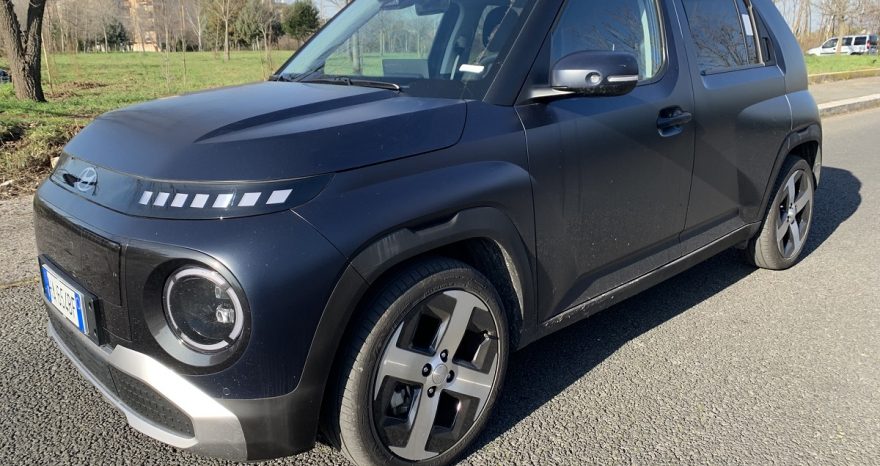 Rinnovabili • Hyundai Inster, piccolo fuori e grande dentro. Il city SUV elettrico che conquista (Test Drive)