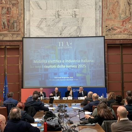 Rinnovabili • Industria dell'auto non investe in innovazione. Ma chi punta sull'elettrico cresce