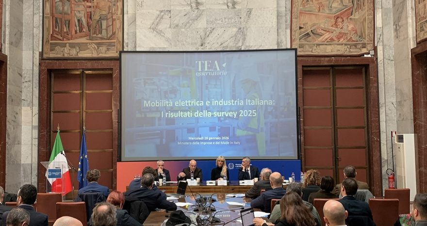 Rinnovabili • Industria dell'auto non investe in innovazione. Ma chi punta sull'elettrico cresce