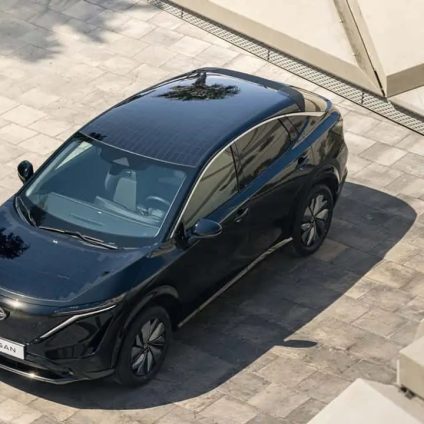 Rinnovabili • Nissan ricarica la sua Ariya con i pannelli solari: fino a 23 km al giorno di autonomia
