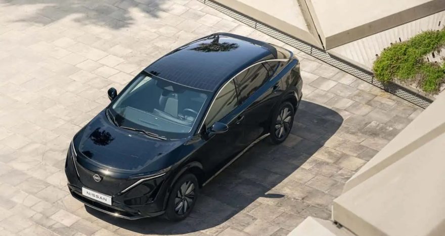 Rinnovabili • Nissan ricarica la sua Ariya con i pannelli solari: fino a 23 km al giorno di autonomia