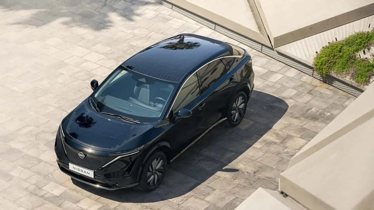 Nissan ricarica la sua Ariya con i pannelli solari: fino a 23 km al giorno di autonomia