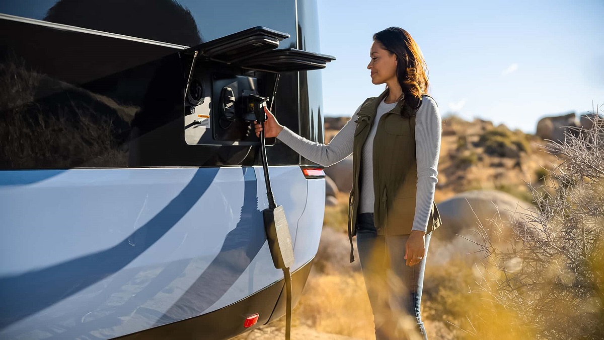 Roulotte elettrica con impianto fotovoltaico sul tetto: autosufficiente per una settimana