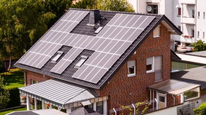 Rinnovabili • Una “mano di bianco” potrebbe aumentare dell’11% l'output delle tegole fotovoltaiche