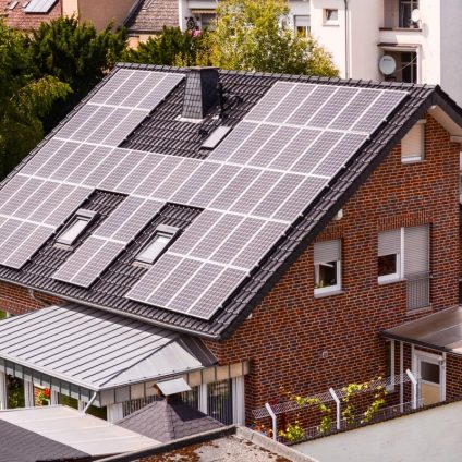 Rinnovabili • Una “mano di bianco” potrebbe aumentare dell’11% l'output delle tegole fotovoltaiche