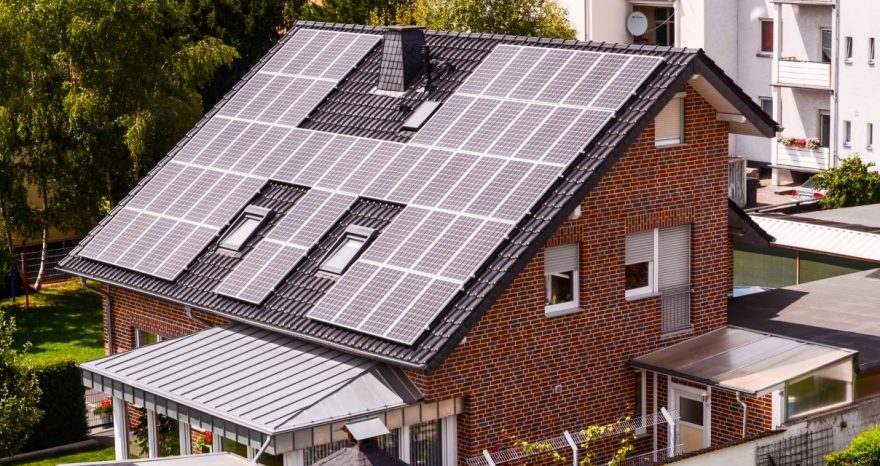 Rinnovabili • Una “mano di bianco” potrebbe aumentare dell’11% l'output delle tegole fotovoltaiche